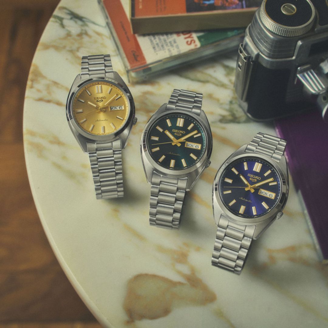 Zegarek Seiko w trzech wariantach kolorystycznych w stalowej, zaokrąglonej kopercie na stalowej bransolecie 