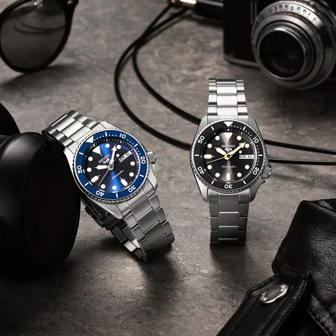 Zegarek Seiko w dwóch wariantach kolorystycznych ze stalową kopertą i bransoletą