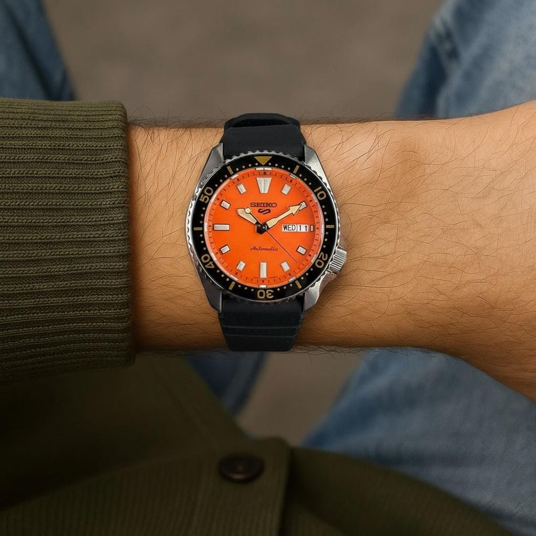 Zegarek Seiko z pomarańczową tarczą z datownikiem oraz jasnymi indeksami i wskazówkami w stalowej kopercie
