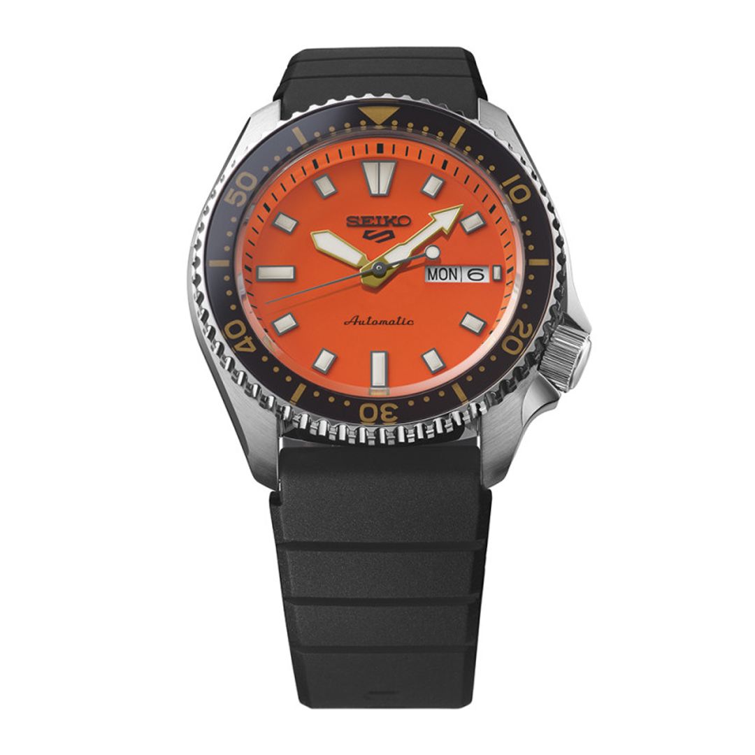 Zegarek Seiko z neonowo-pomarańczową tarczą w stalowej kopercie z czarnym bezelem na silikonowym pasku