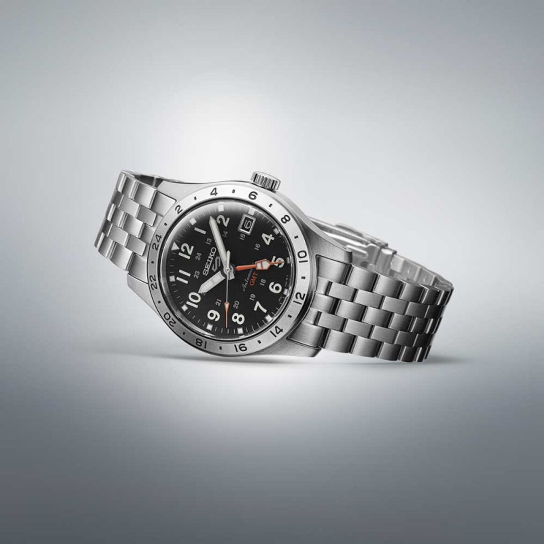 Zegarek Seiko z czarną tarczą z cyframi arabskimi w stalowej, okrągłej kopercie na stalowej bransolecie