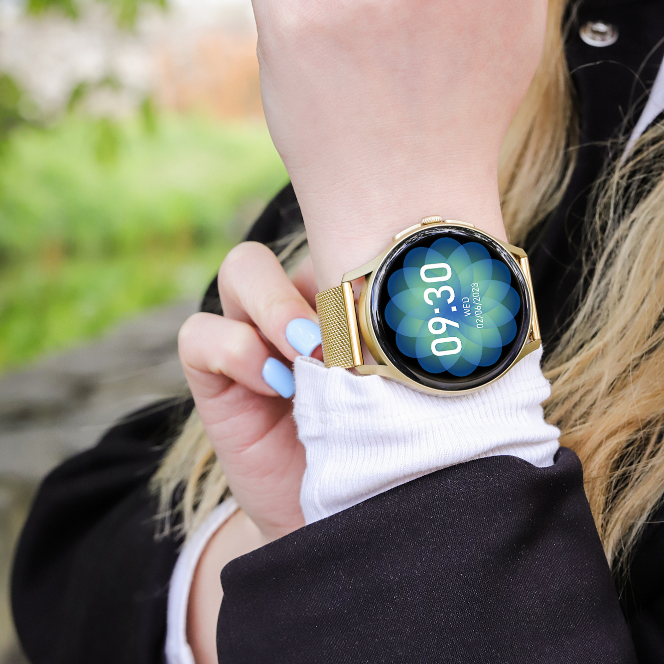 Smartwatch Enter Candice w kolorze złota na bransolecie mesh na damskim nadgarstku