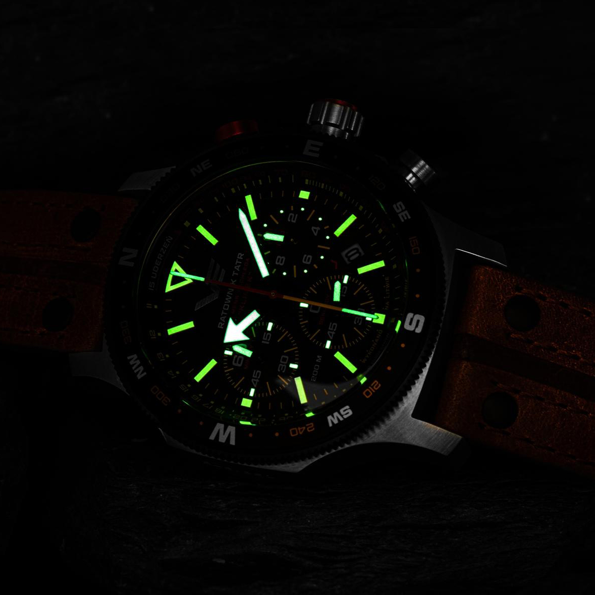 Super-LumiNova na wskazówkach i indeksach zegarka Vostok Europe Ratownik Tatr Klemens Klimek Bachleda