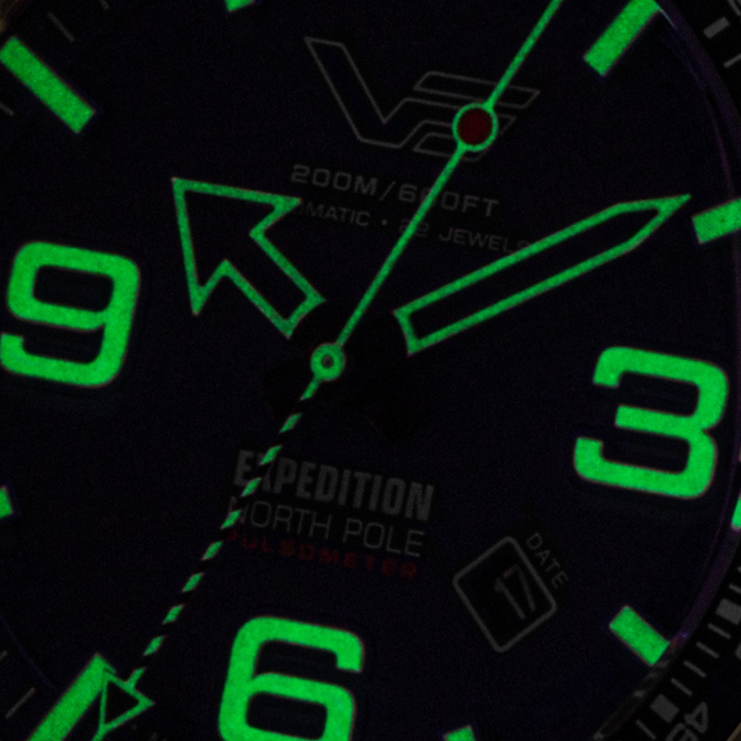 Substancja świecąca Super-LumiNova na tarczy w zegarku Vostok Europe Expedition North Pole Polar Sun YN55-597B730