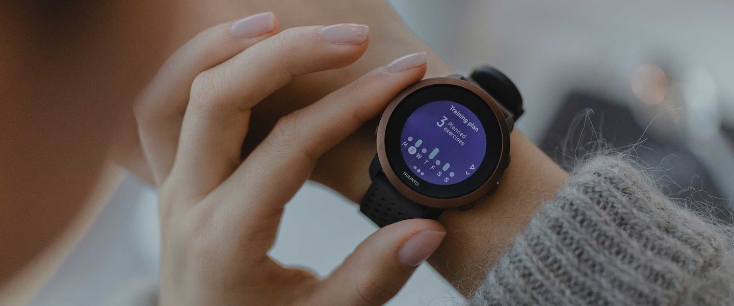 Zegarek Suunto 3 Granite Red w kolorze czerwonym, idealny do aktywności outdoorowych i monitorowania treningów.