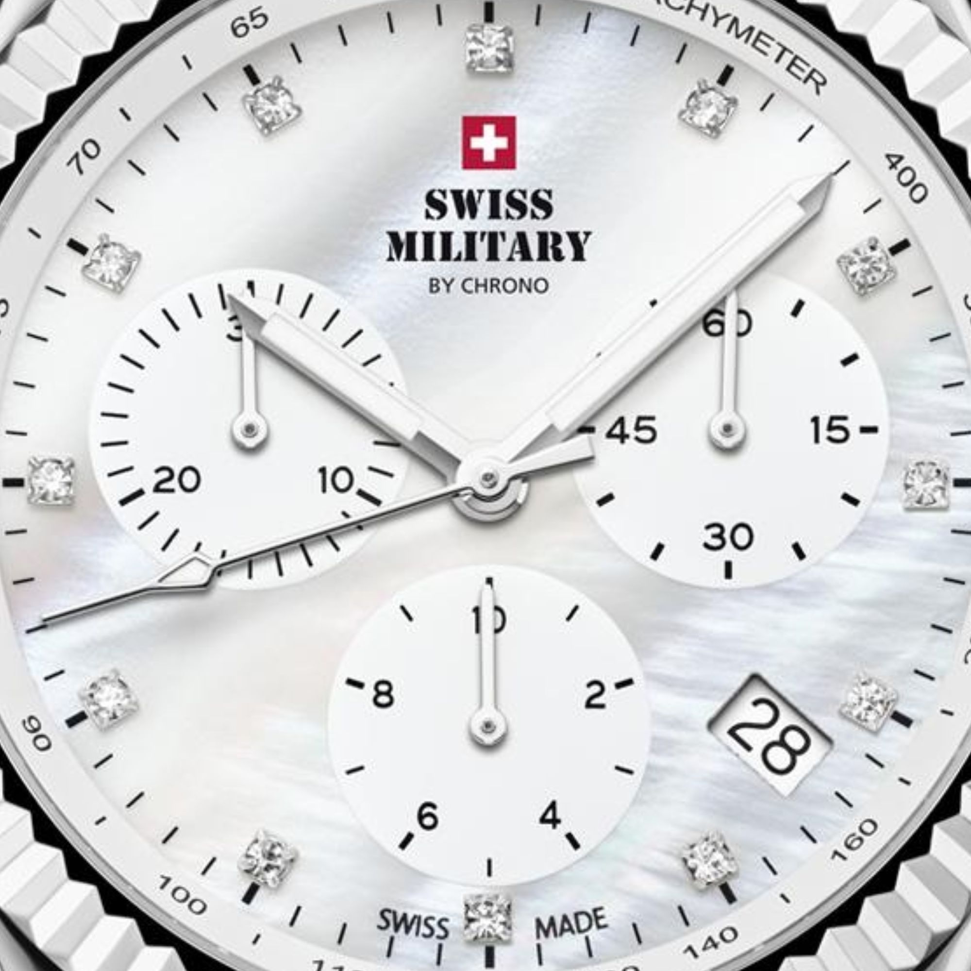 Zegarek z tarczą z masą perłową, subtarczami chronografu, datownikiem oraz indeksami z cyrkoniami