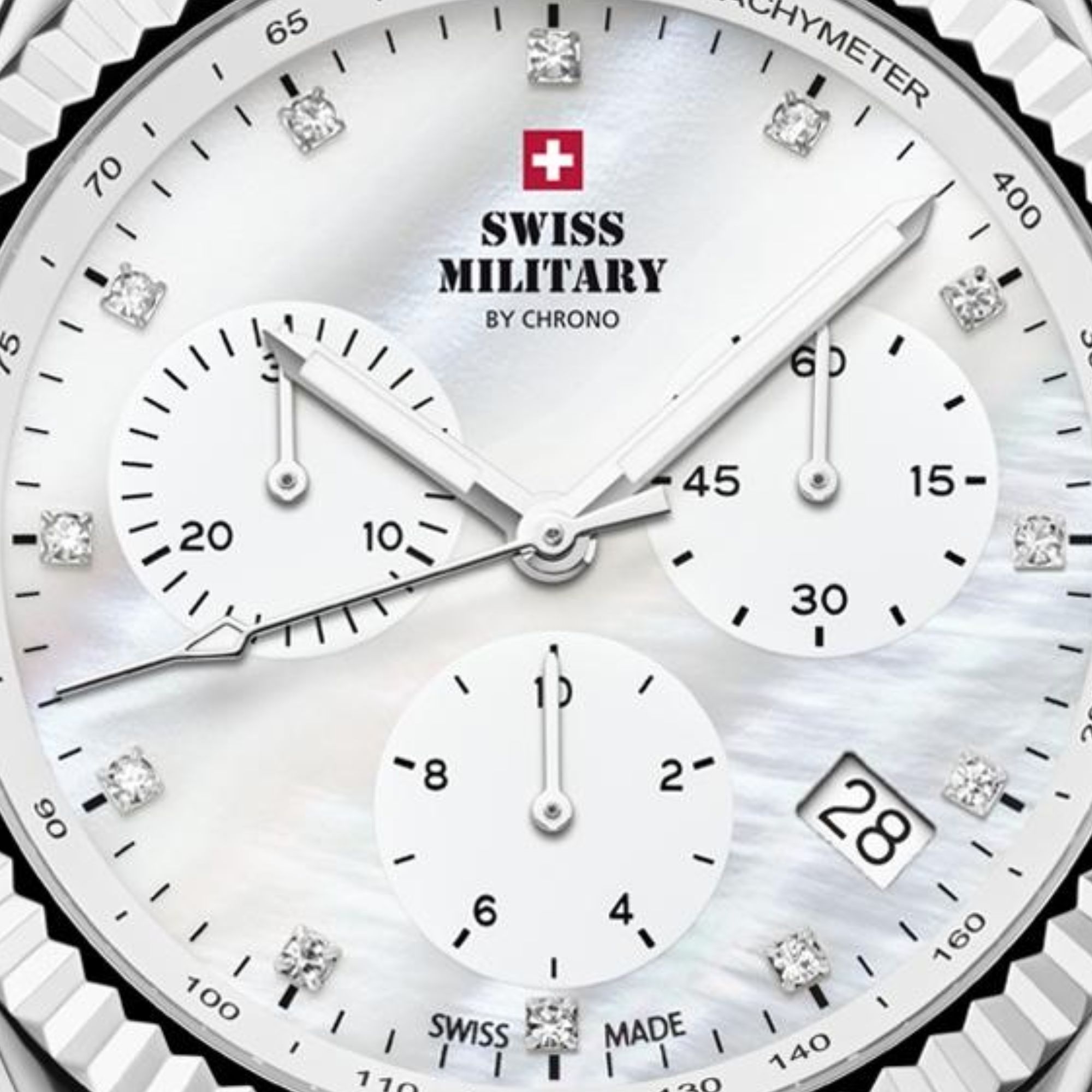 Zegarek z tarcza z masą perłową z subtarczami chronografu, datownikiem oraz indeksami z cyrkoniami