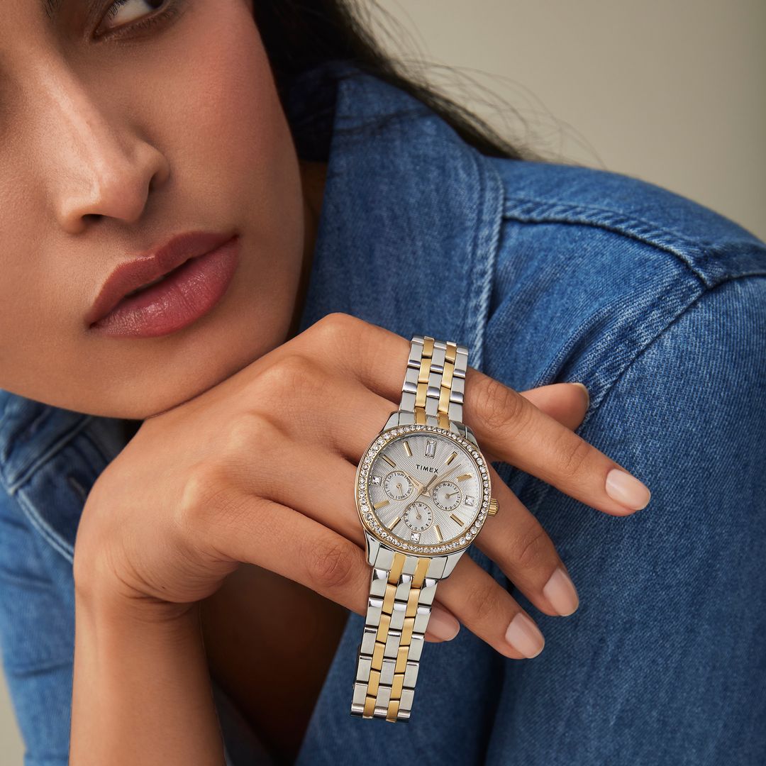 Zegarek Timex ze srebrną tarczą z subtarczami chronografu, kryształkami na kopercie oraz dwukolorową bransoletką