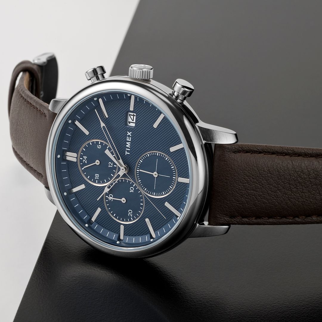 Zegarek męski Timex z okrągłą kopertą ze stali oraz granatowa tarczą z subtarczami i datownikiem