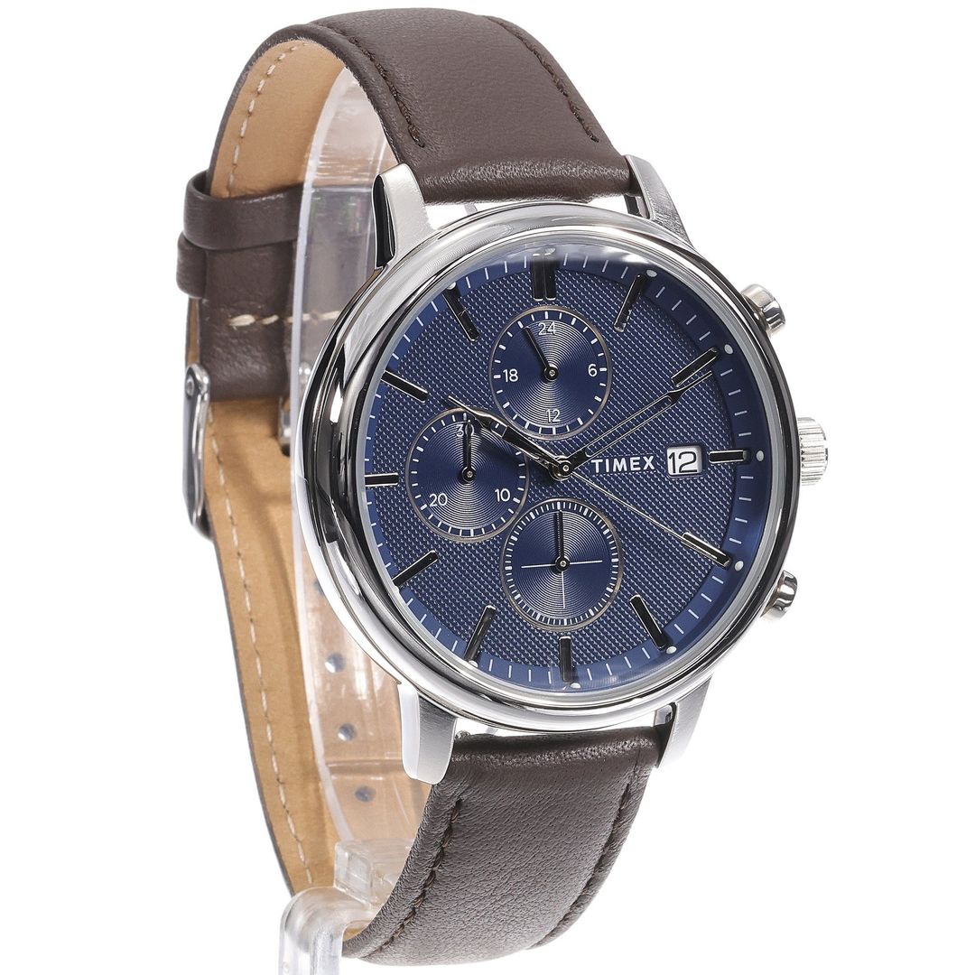 Zegarek męski Timex z granatową, fakturowaną tarczą w okrągłej, stalowej kopercie na skórzanym, brązowym pasku