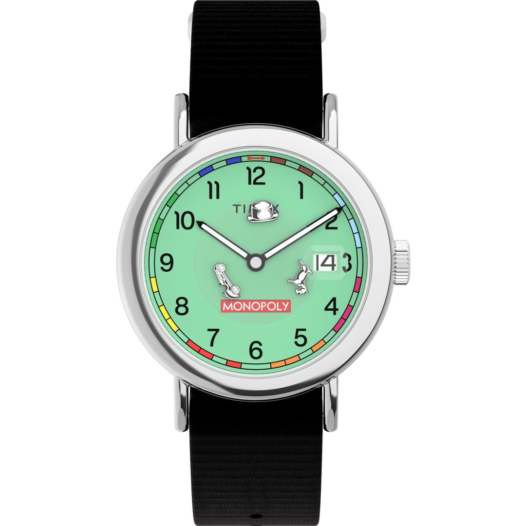 Zegarek Timex z imitacją planszy do Monopoly na tarczy, datownikiem, okrągłą kopertą i materiałowym paskiem