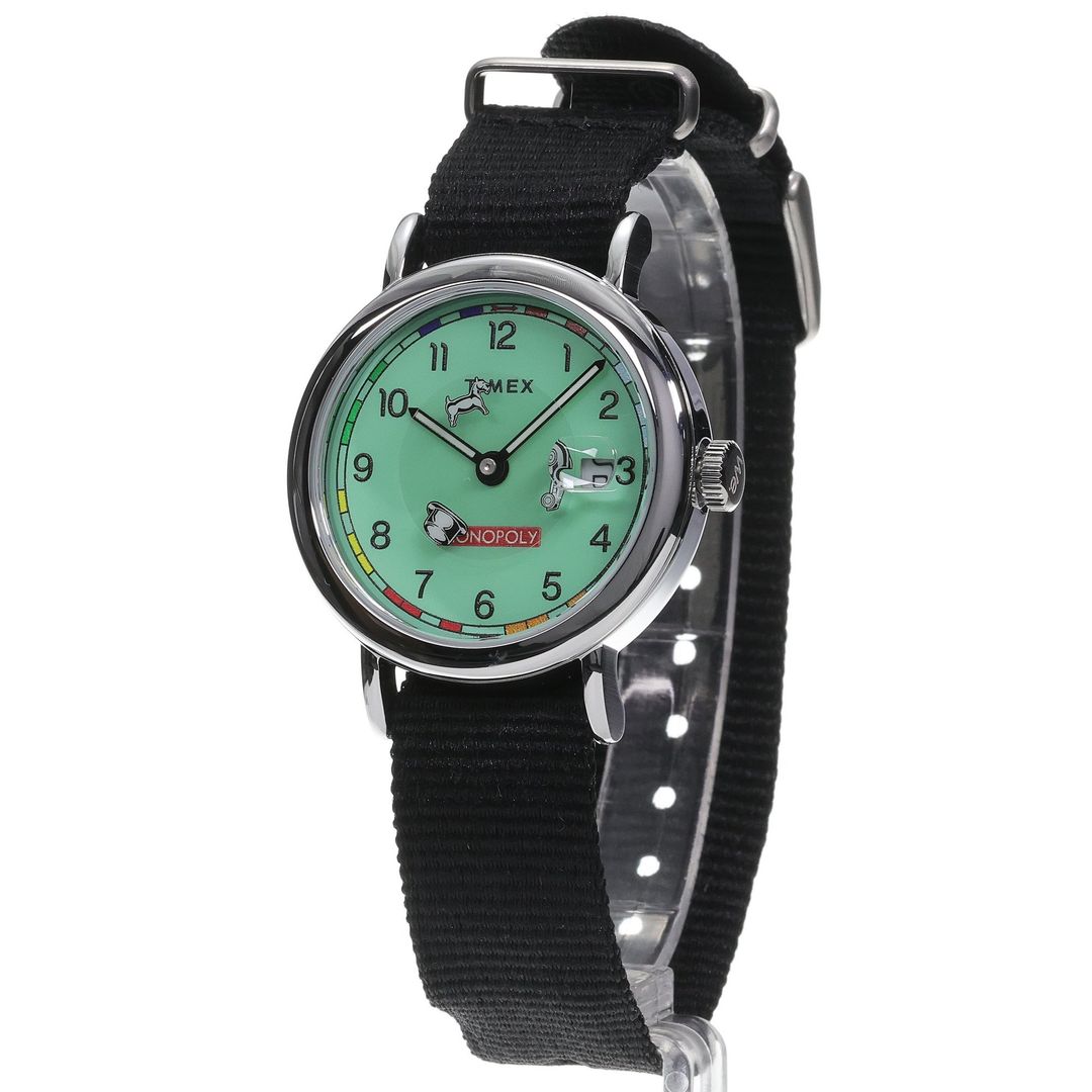 Zegarek Timex z okrągłą, stalową kopertą w srebrnym kolorze na czarnym, materiałowym pasku na sprzączkę