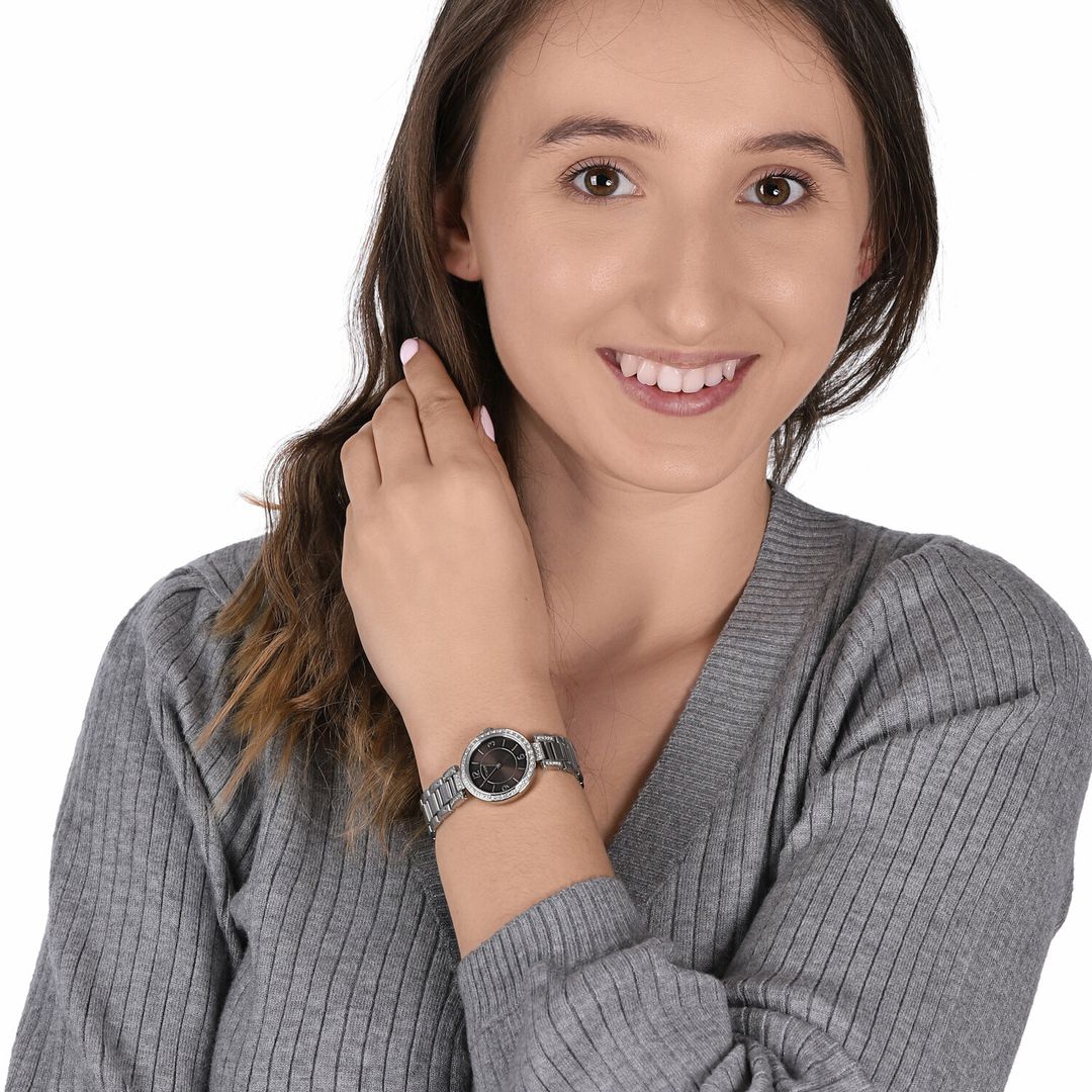 Zegarek Timex z niewielką, okrągłą kopertą z kryształkami oraz ciemną tarczą