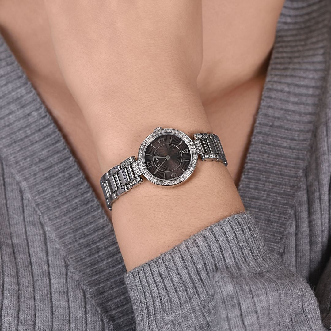 Zegarek Timex z czarną tarczą ze szlifem słonecznym i cyframi arabskimi w niewielkiej, okrągłej kopercie