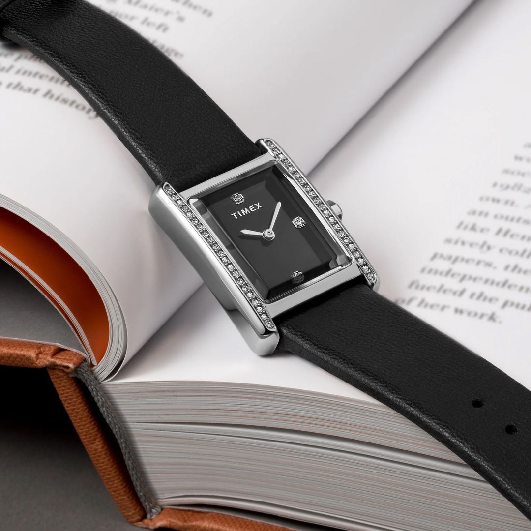 Zegarek damski Timex z czarną tarczą w srebrnej kopercie z kryształkami po bokach