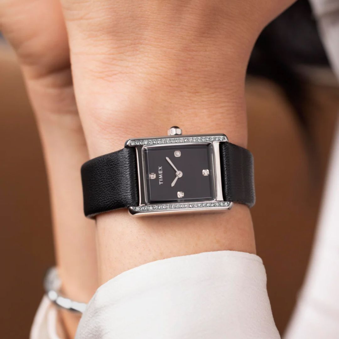 Zegarek damski Timex z prostokątną kopertą w srebrnym kolorze na czarnym pasku z wegańskiej skóry