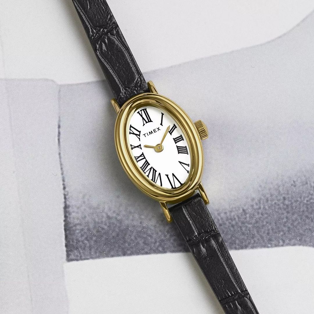 Damski zegarek Timex ze smukłą kopertą w złotym kolorze oraz białą tarczą z indeksami rzymskimi