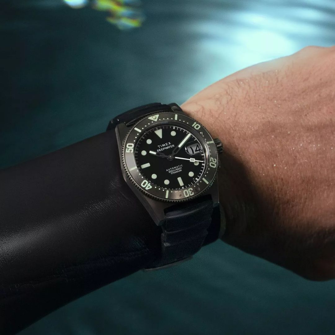 zegarek TW2W73800 Timex Deepwater Reef 20 Titanium Automatic na nadgarstku