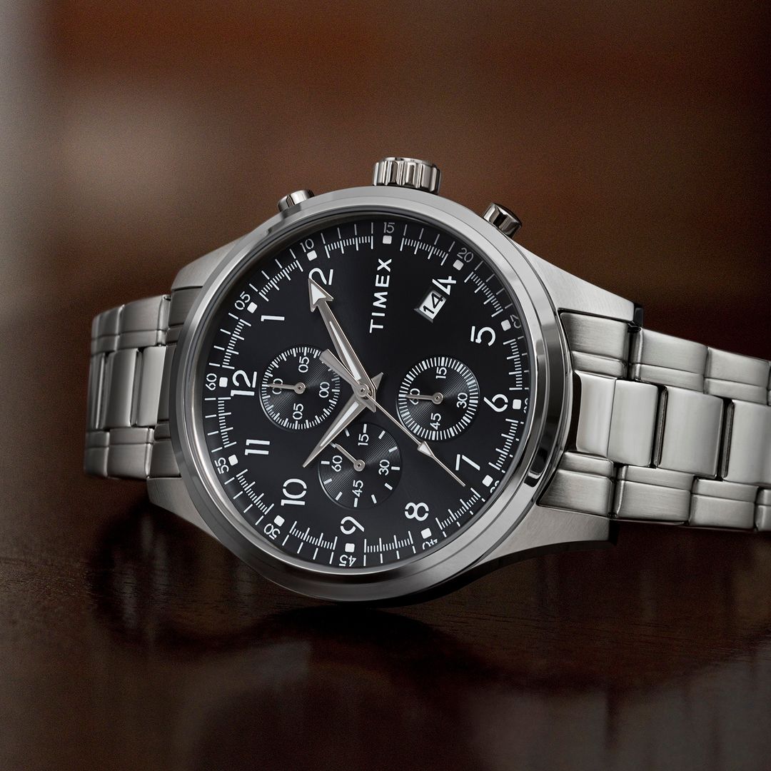 Zegarek Timex z czarną tarczą z subtarczami chronografu oraz jasnymi indeksami cyfr arabskich 