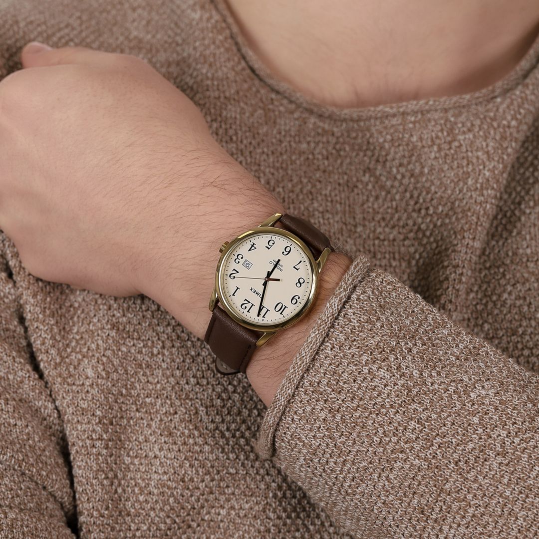 Zbliżenie na zegarek Timex z datownikiem na jasnej tarczy i okrągłej kopercie