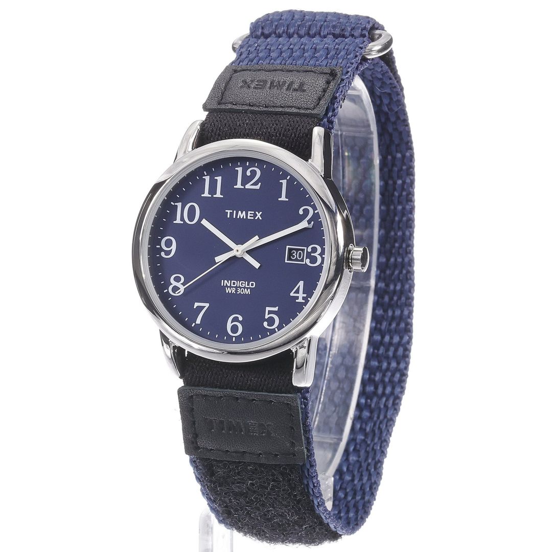 Zegarek Timex z granatową tarczą oraz dużymi cyframi arabskimi w okrągłej tarczy srebrnego koloru