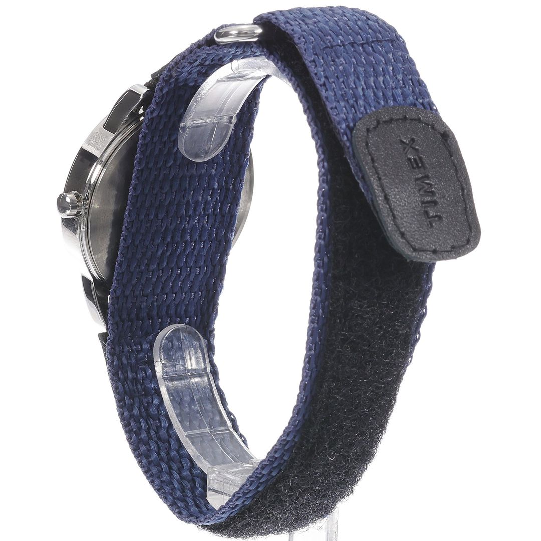 Zbliżenie na zapięcie paska na rzep oraz granatowy pasek z materiału zegarka Timex