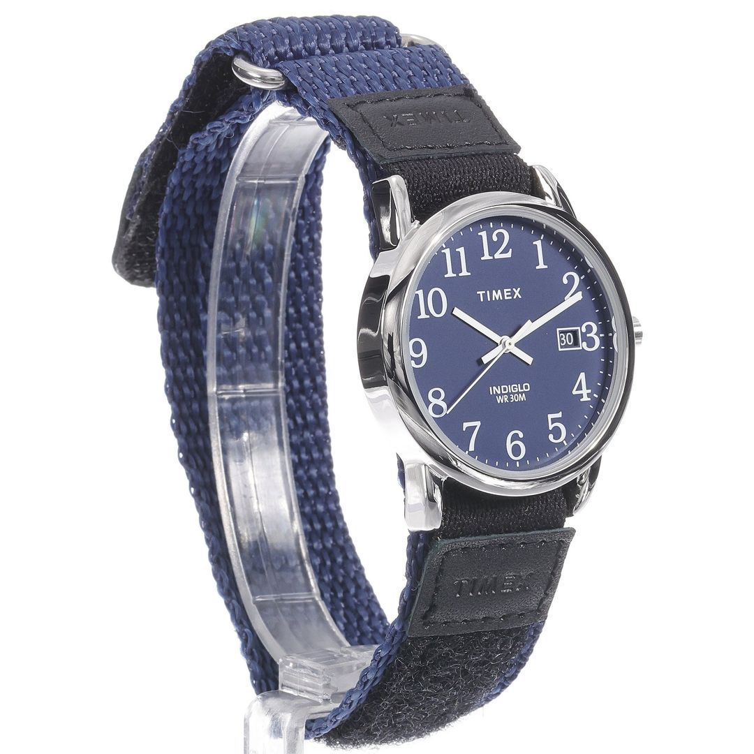 Zegarek marki Timex z okrągłą kopertą w srebrnym kolorze i materiałowym paskiem w odcieniu granatu i czerni