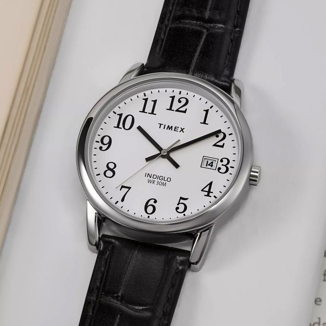 Zegarek Timex Easy Reader z białą tarczą z czarnymi cyframi arabskimi i okrągłą kopertą