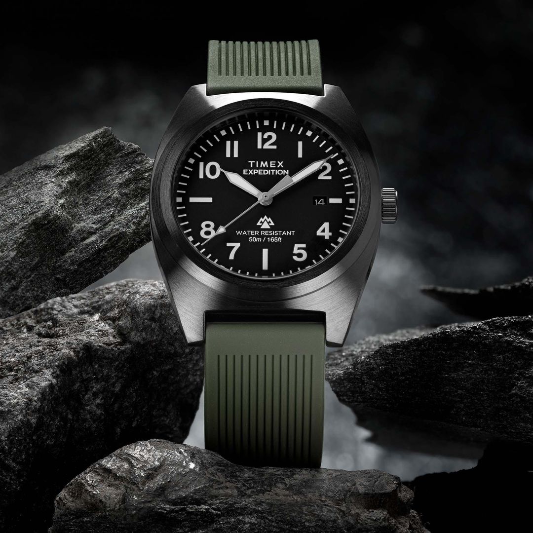 Zegarek Timex z czarną tarczą w masywnej, szarej kopercie na ciemnym, zielonym pasku