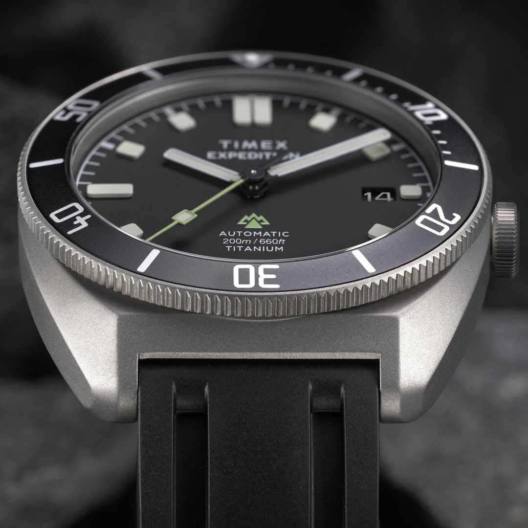 Zegarek Timex z czarną tarczą z datownikiem w tytanowej kopercie z czarną lunetą na czarnym pasku