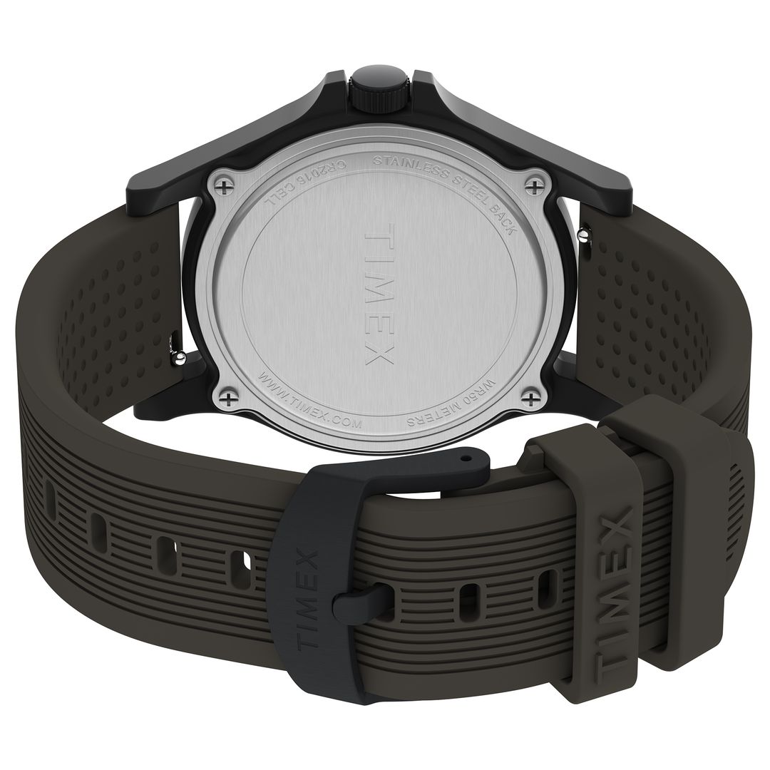 Zbliżenie na dekielek i zapięcie na sprzaczke zegarka marki Timex Expedition