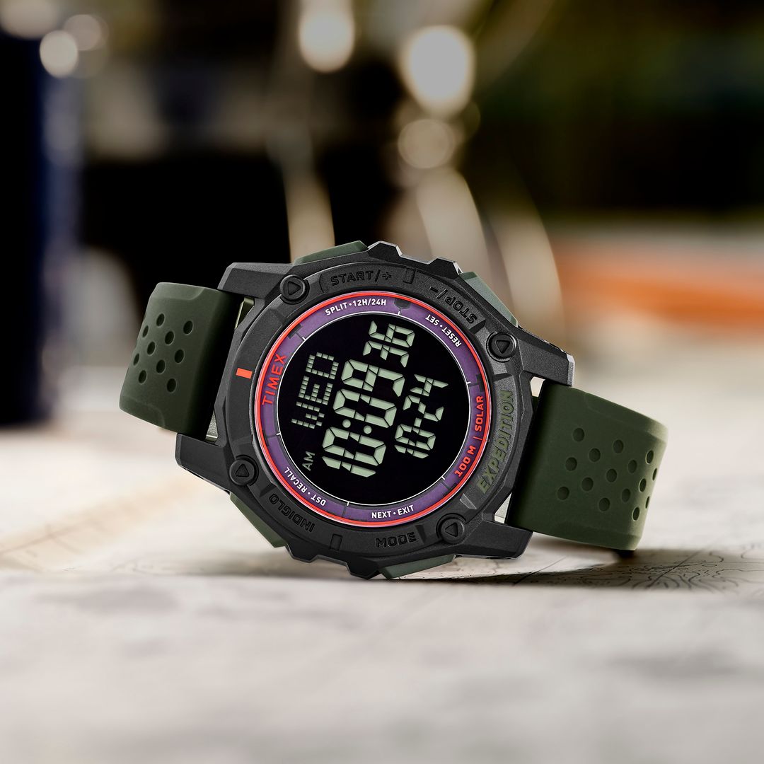 Model TW4B33700 Timex leżący na mapie