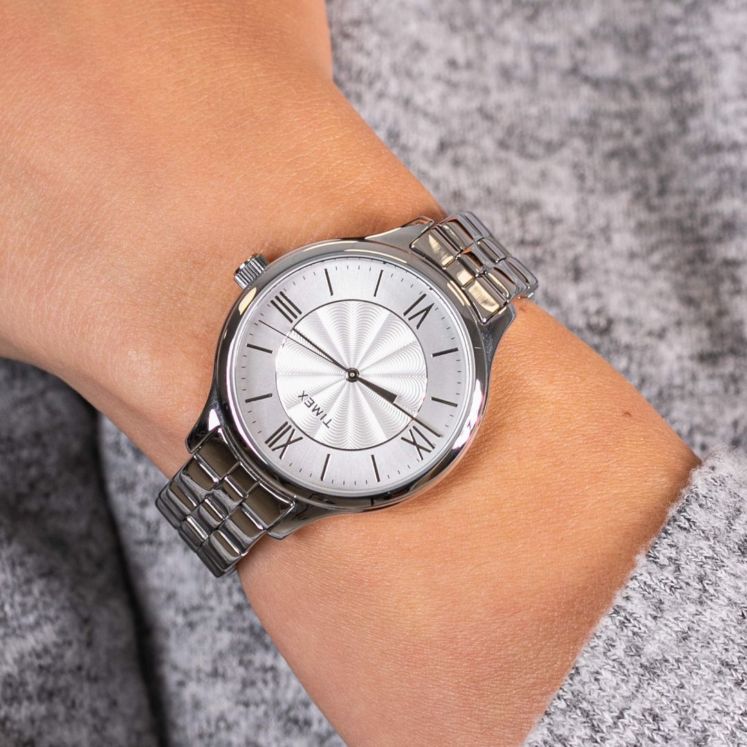 Zegarek damski Timex z jasną, srebrną tarczą z fakturowanym wzorem oraz cyframi rzymskimi