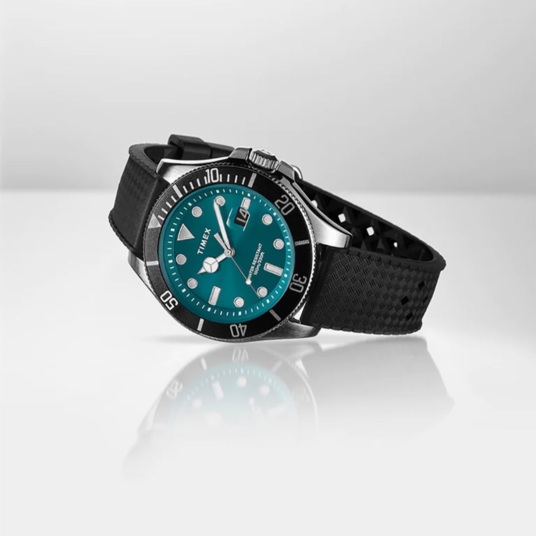 Zegarek męski Timex z tarczą w odcieniu morskiej zieleni z datownikiem oraz masa luminescencyjną na wskazówkach i indeksach