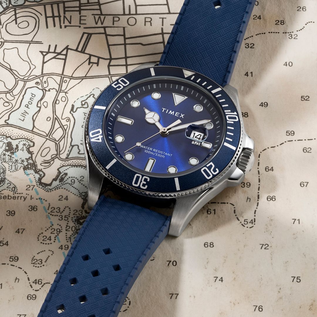 Zegarek Timex z okrągłą, stalową kopertą oraz granatową tarczą ze szlifem słonecznym i datownikiem