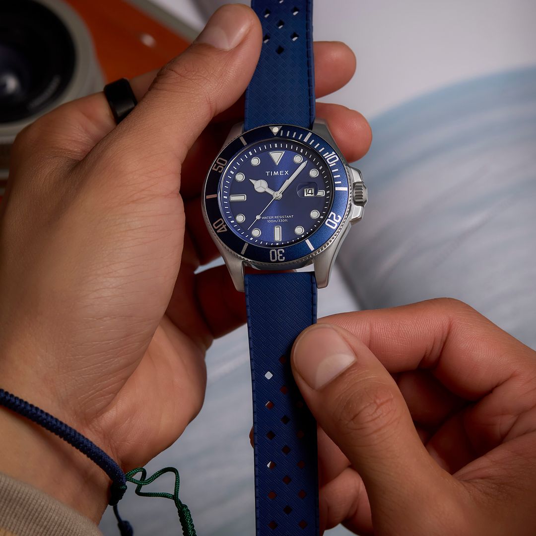 Zegarek Timex z granatową tarczą, masą luminescencyjną na wskazówkach i indeksach oraz datownikiem