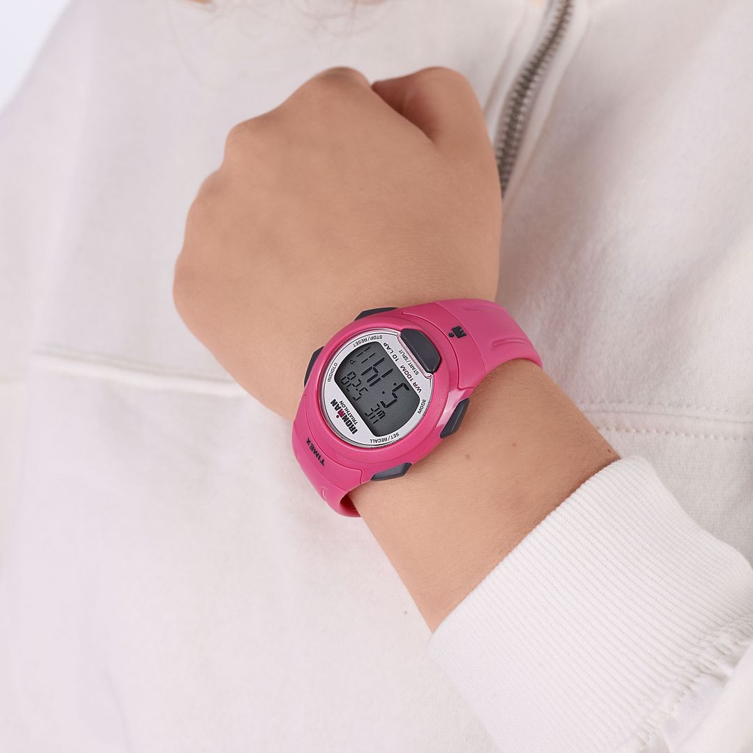 Zegarek sportowy Timex w różowym odcieniu z cyfrową tarczą i okrągłą kopertą