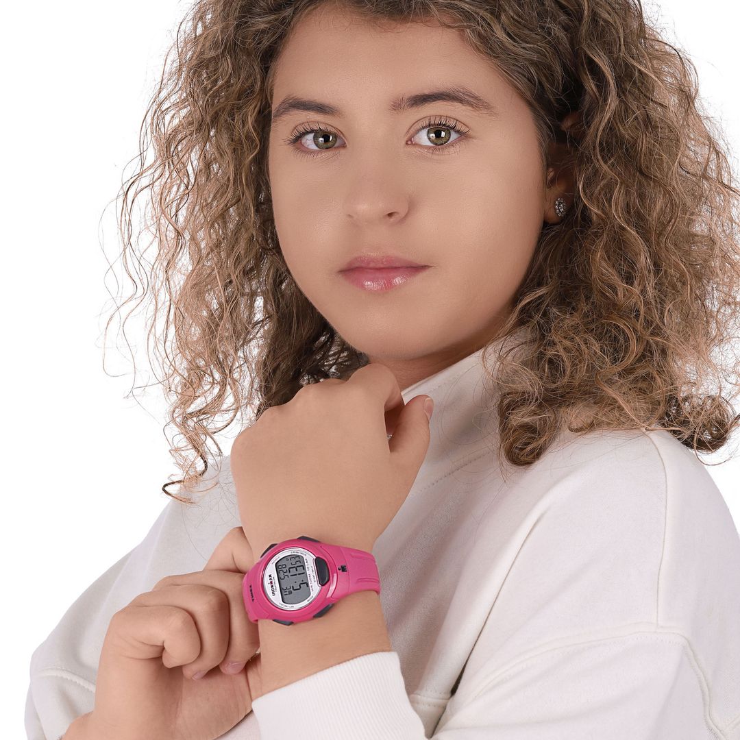 Zegarek Timex z okrągłą kopertą w różowym kolorze na różowym pasku oraz cyfrowa tarcza