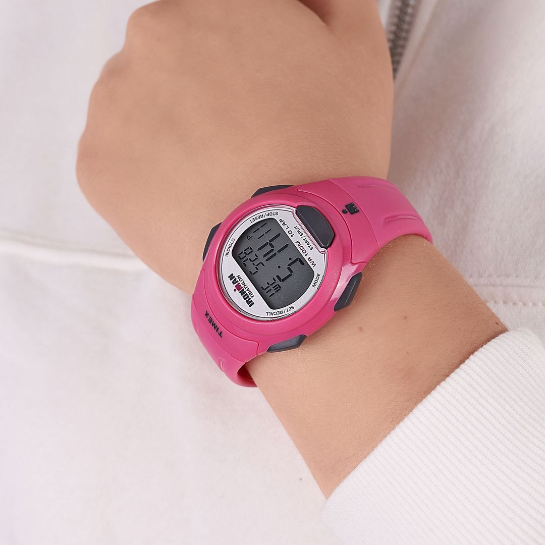 Zegarek Timex z okrągła kopertą w kolorze różowym z cyfrową tarczą