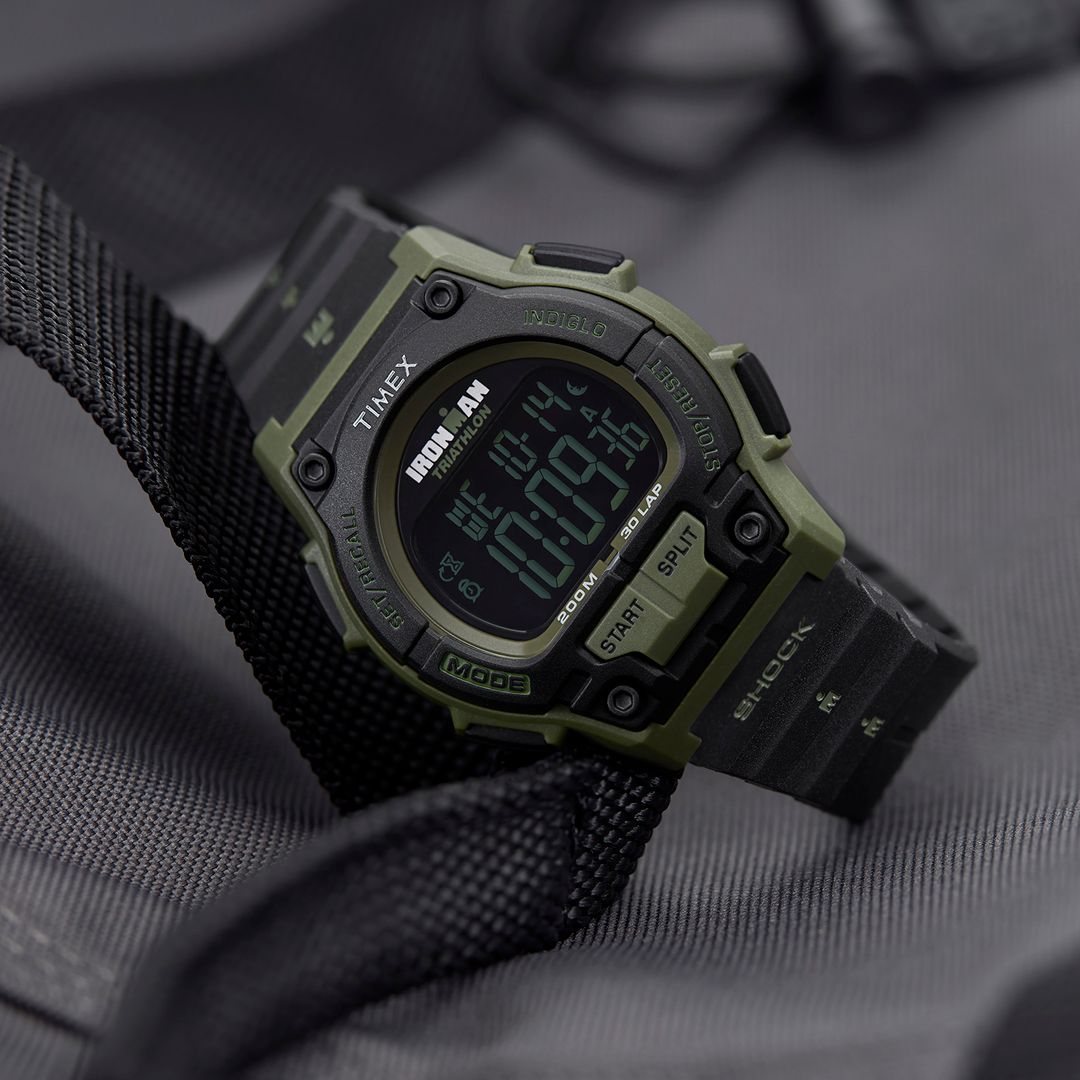 Męski zegarek sportowy marki Timex z zielono-czarną kopertą z matowym wykończeniem