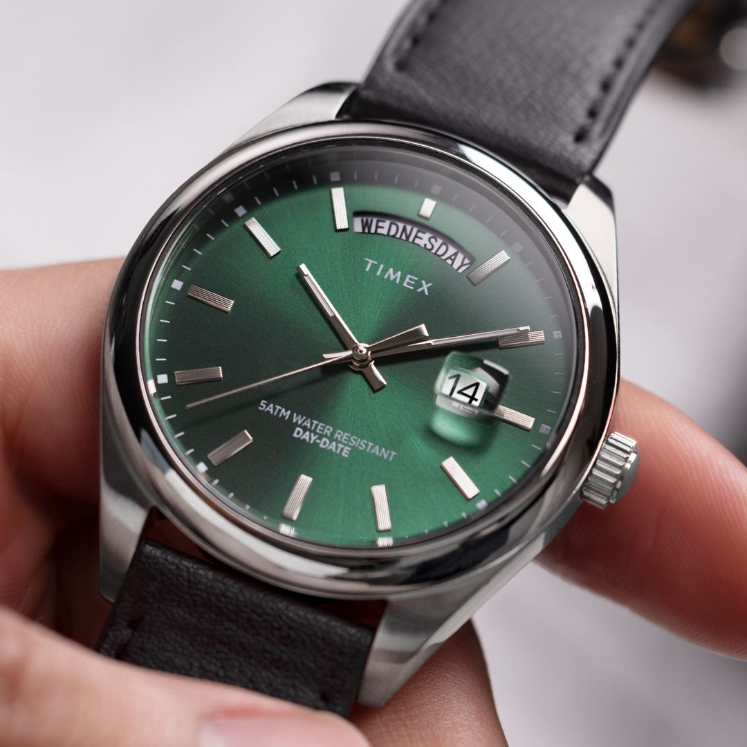 Zegarek Timex z zieloną tarczą ze szlifem słonecznym, datownikiem oraz srebrnymi wskazówkami i indeksami