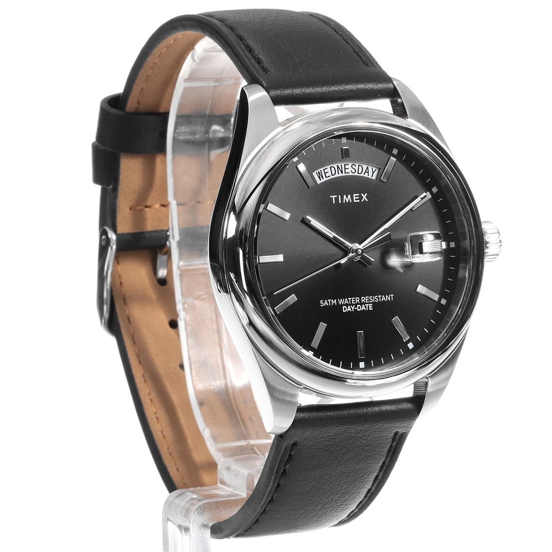 Zegarek męski Timex z czarną tarczą w okrągłej, stalowej kopercie na czarnym, skórzanym pasku z zapięciem na sprzączkę