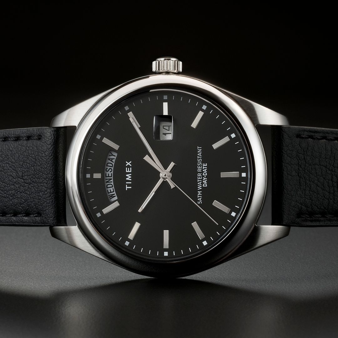 Zegarek marki Timex z czarną tarczą z datownikiem wskazującym dzień miesiąca i dzień tygodnia