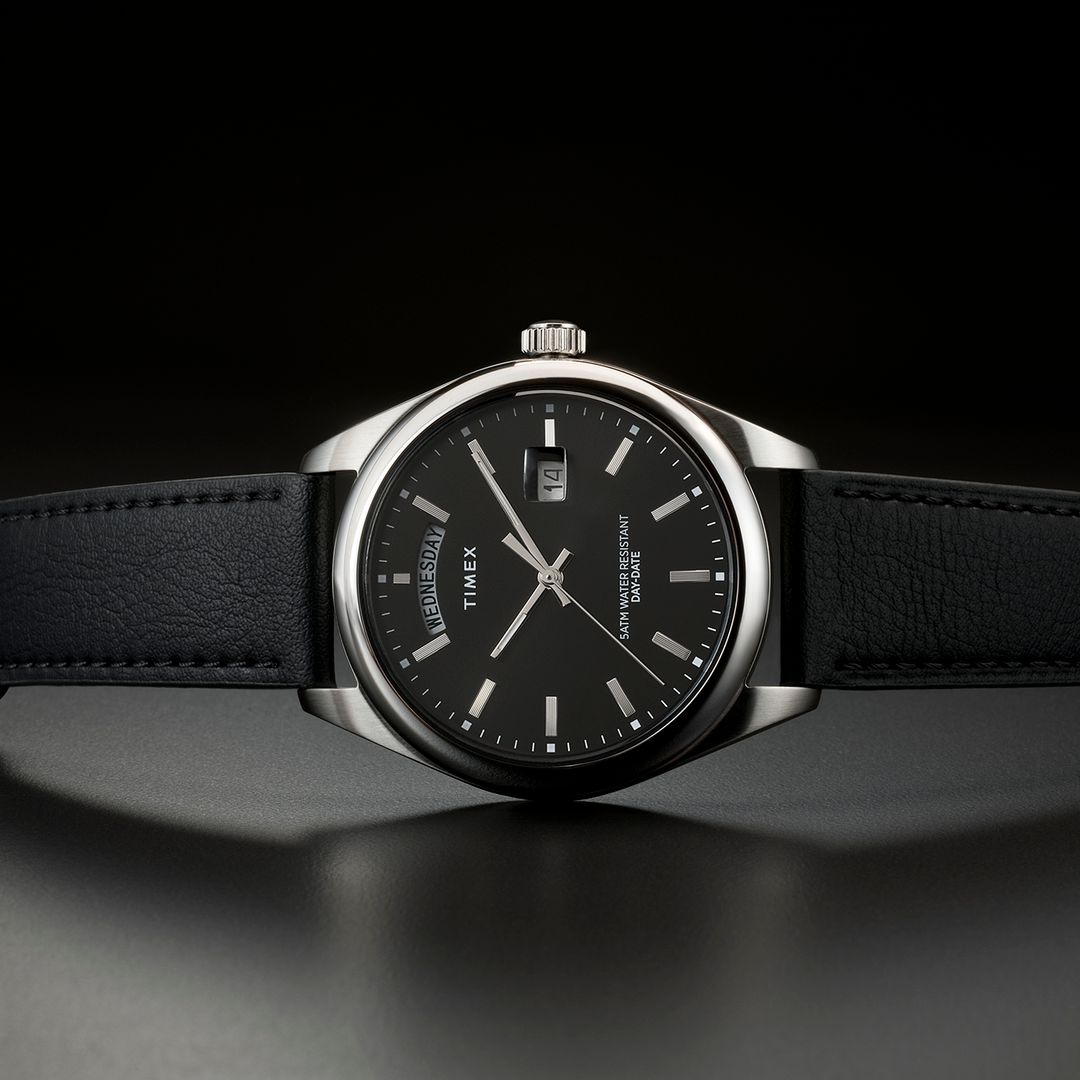 Zegarek męski Timex z okrągłą kopertą w srebrnym kolorze ze stali oraz czarnym paskiem ze skóry