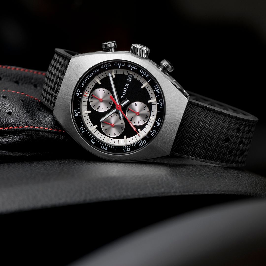 Zegarek sportowy Timex z beczułkowatą kopertą ze stali oraz czarnym paskiem z tworzywa sztucznego