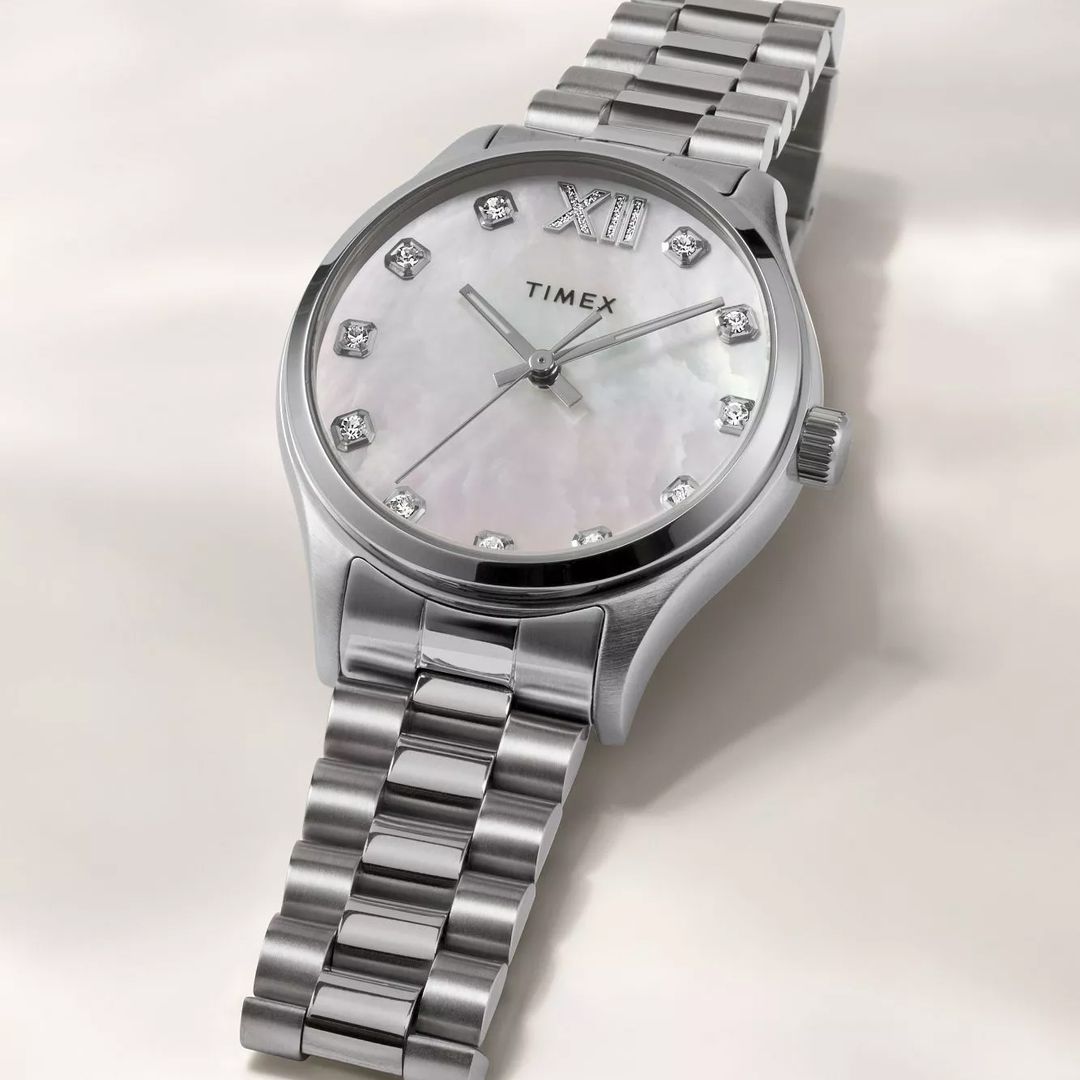 Zegarek damski Timex w srebrnej kolorystyce z okrągłą kopertą i perłową tarczą z kryształkami na indeksach