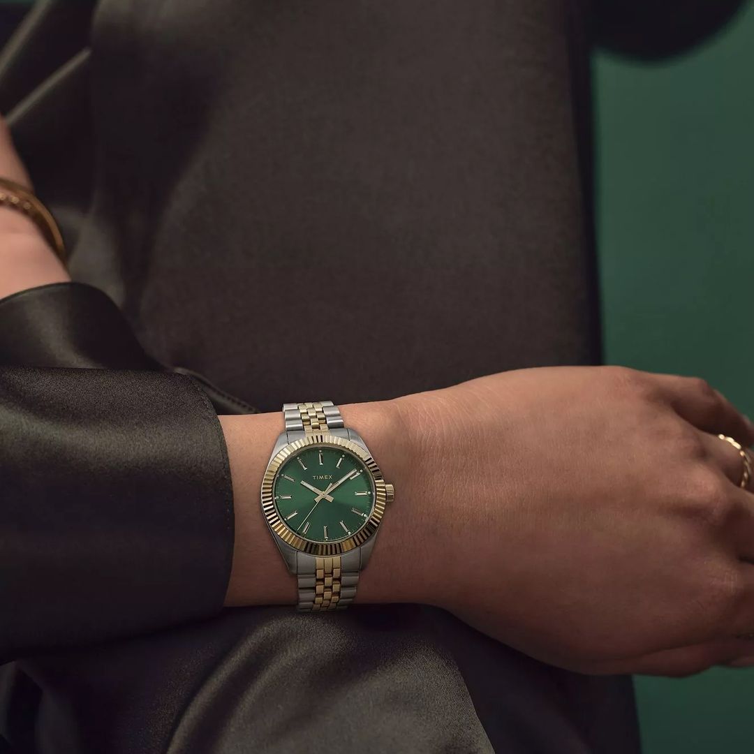 Zegarek damski Timex z zieloną tarczą w złoto-srebrnej kopercie z karbowaniem wokół tarczy