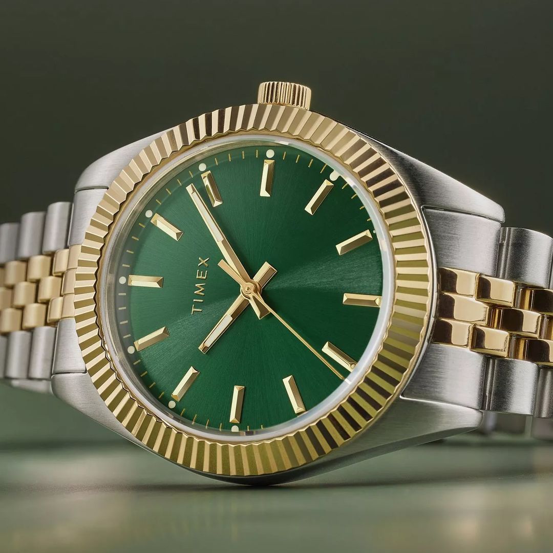 Zegarek Timex z zieloną tarczą ze szlifem słonecznym i złotymi indeksami w dwukolorowej kopercie 