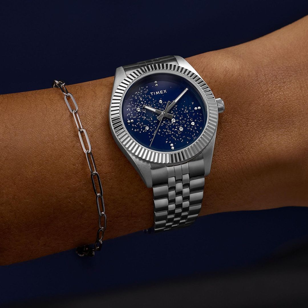 Zegarek Timex z granatową tarczą z efektem nocnego nieba oraz srebrnymi wskazówkami z powłoką luminescencyjną