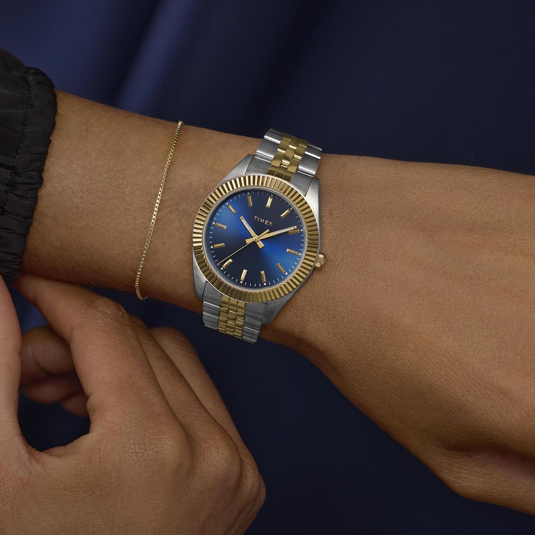 Zegarek Timex z granatową tarczą ze szlifem słonecznym oraz złotymi indeksami i wskazówkami